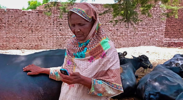 farmer-w-phone-600x328