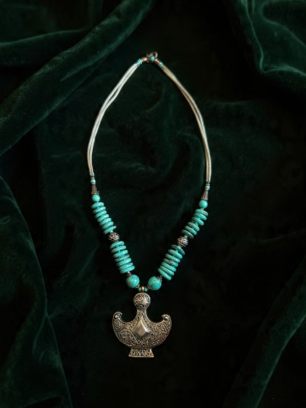 gilgit-baltistan-turquoise-bead-necklace-silver-pendant